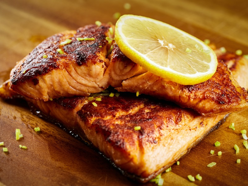 Lachs vom Grill mit Zitronenscheibe