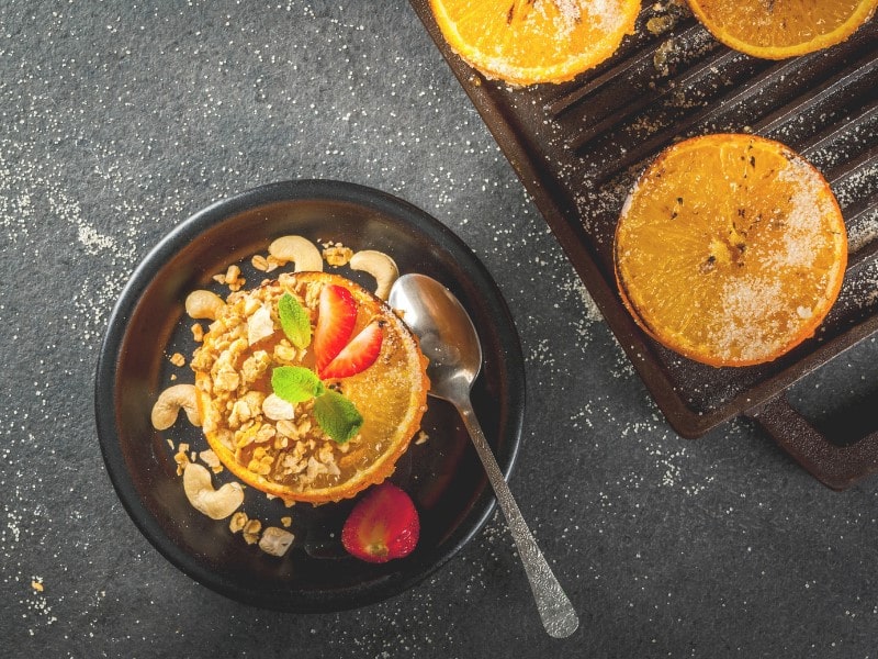 Gegrillte Orange mit Früchten und Nüssen