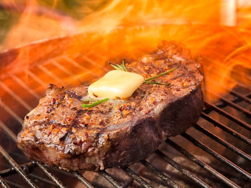 Bourbon Balsamico Steak auf Grillrost
