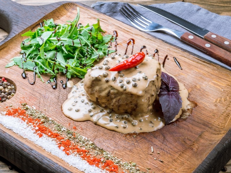 Whisky Ribeye Steak auf Holzteller